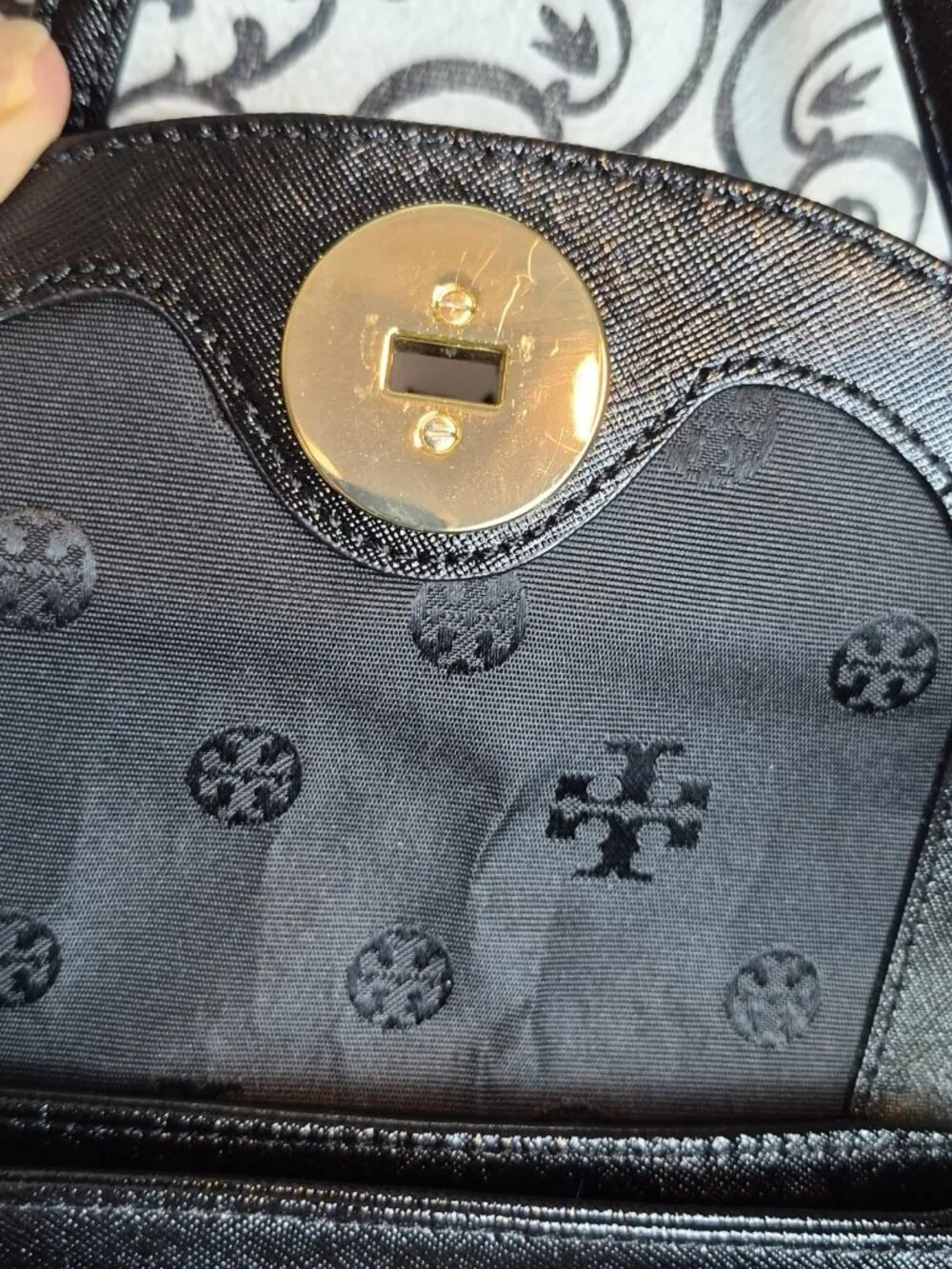 Tory Burch Robinson Round Black Saffiano Leather Crossbody Bag Gold Logo NWOT